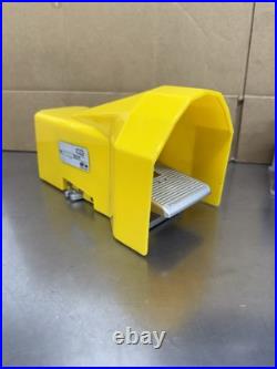 IR ARO M212TM Pneumatic Foot Pedal Valve Guarded New Without Box IR ARO M212TM Pneumatic Foot Pedal Valve Guarded New Without Box